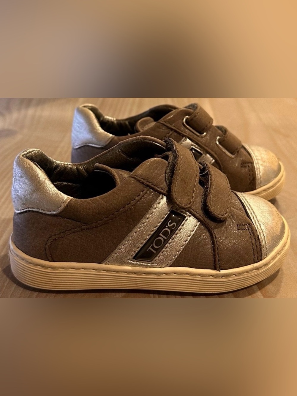 KIDS TOD’S JUNIOR DISTRESSED GREY SILVER METALLIC VELCRO SNEAKERS - SIZE 5 BABY